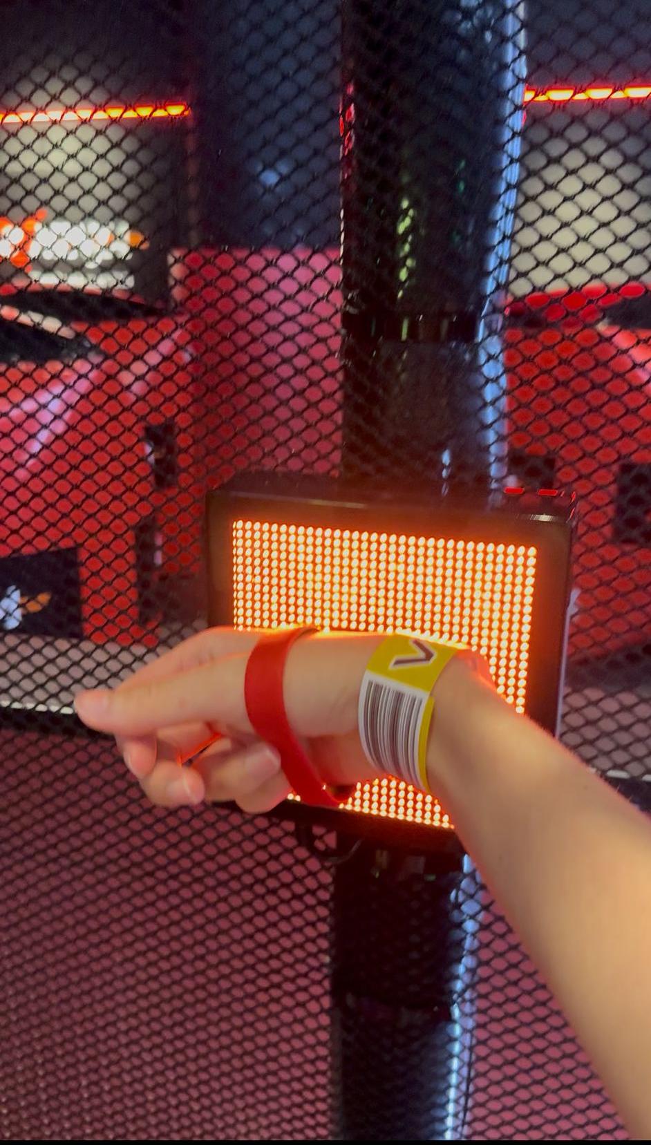 玩家需以用電子手帶收集分數。