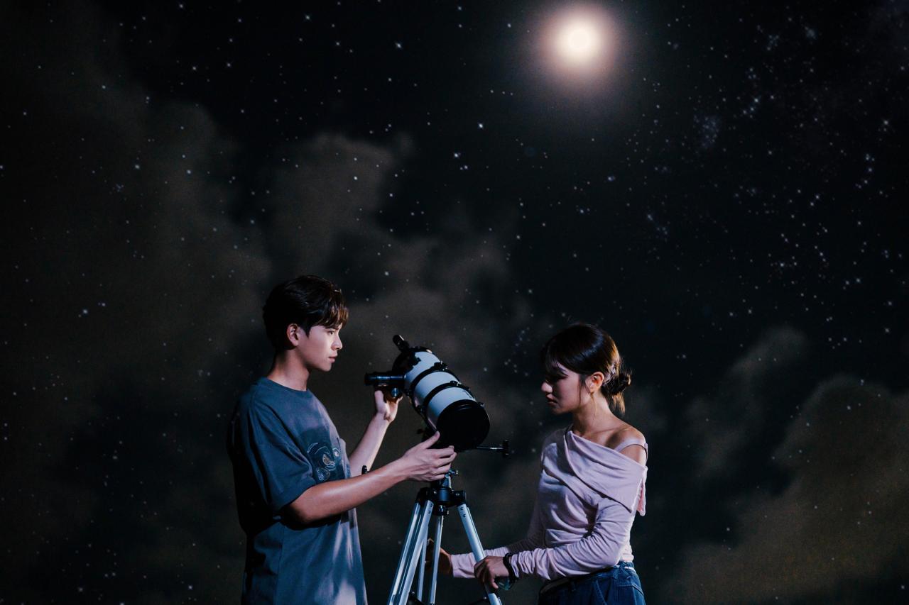 黎展峯謂世界紛亂,但希望大家透過其新歌明白「千億星雲裏尋獲你,千年難得,『如天選正是我們我絕不放』」。