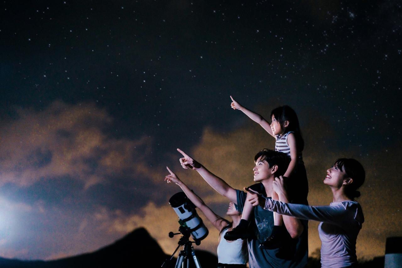 黎展峯謂世界紛亂,但希望大家透過其新歌明白「千億星雲裏尋獲你,千年難得,『如天選正是我們我絕不放』」。