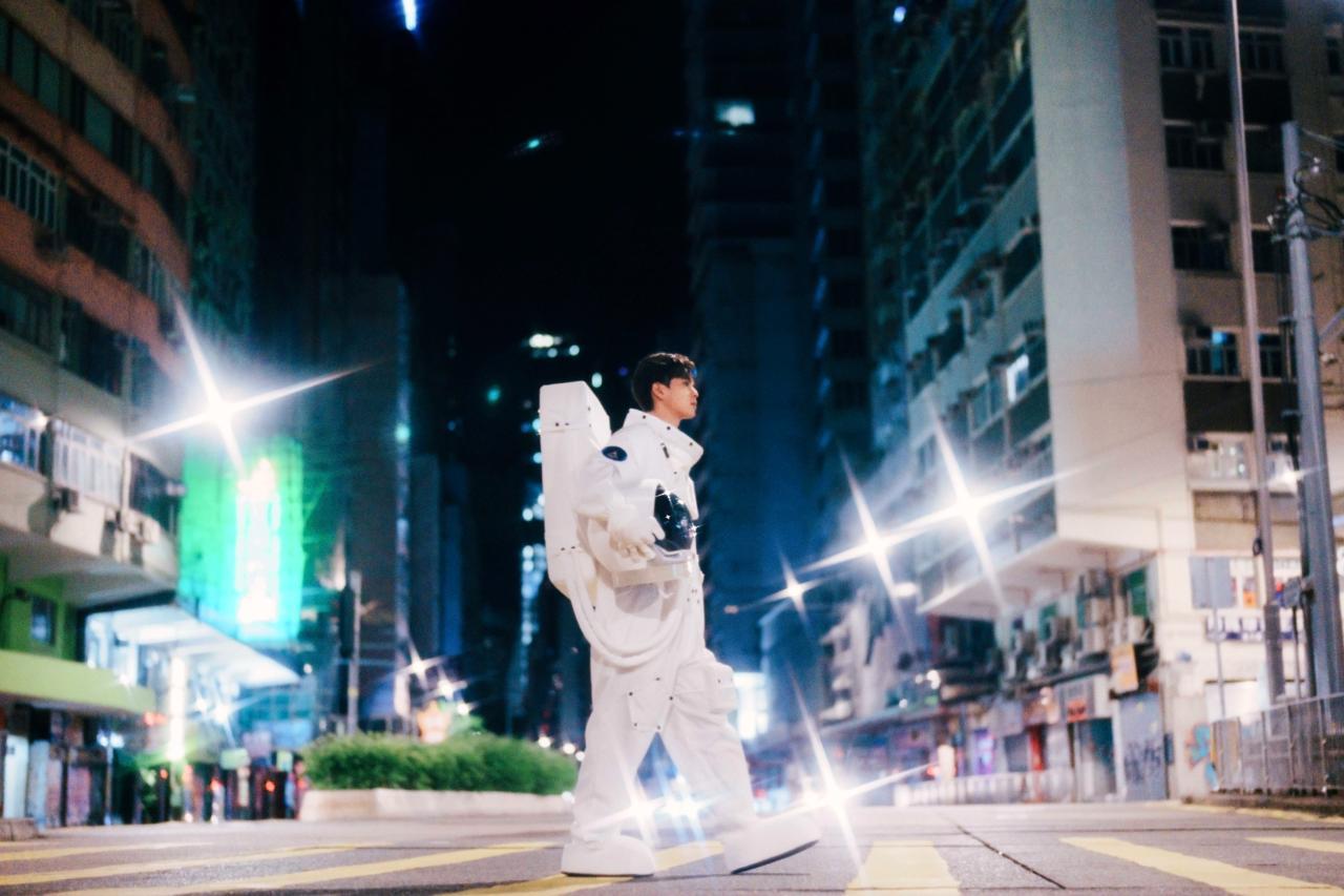 黎展峯謂世界紛亂,但希望大家透過其新歌明白「千億星雲裏尋獲你,千年難得,『如天選正是我們我絕不放』」。