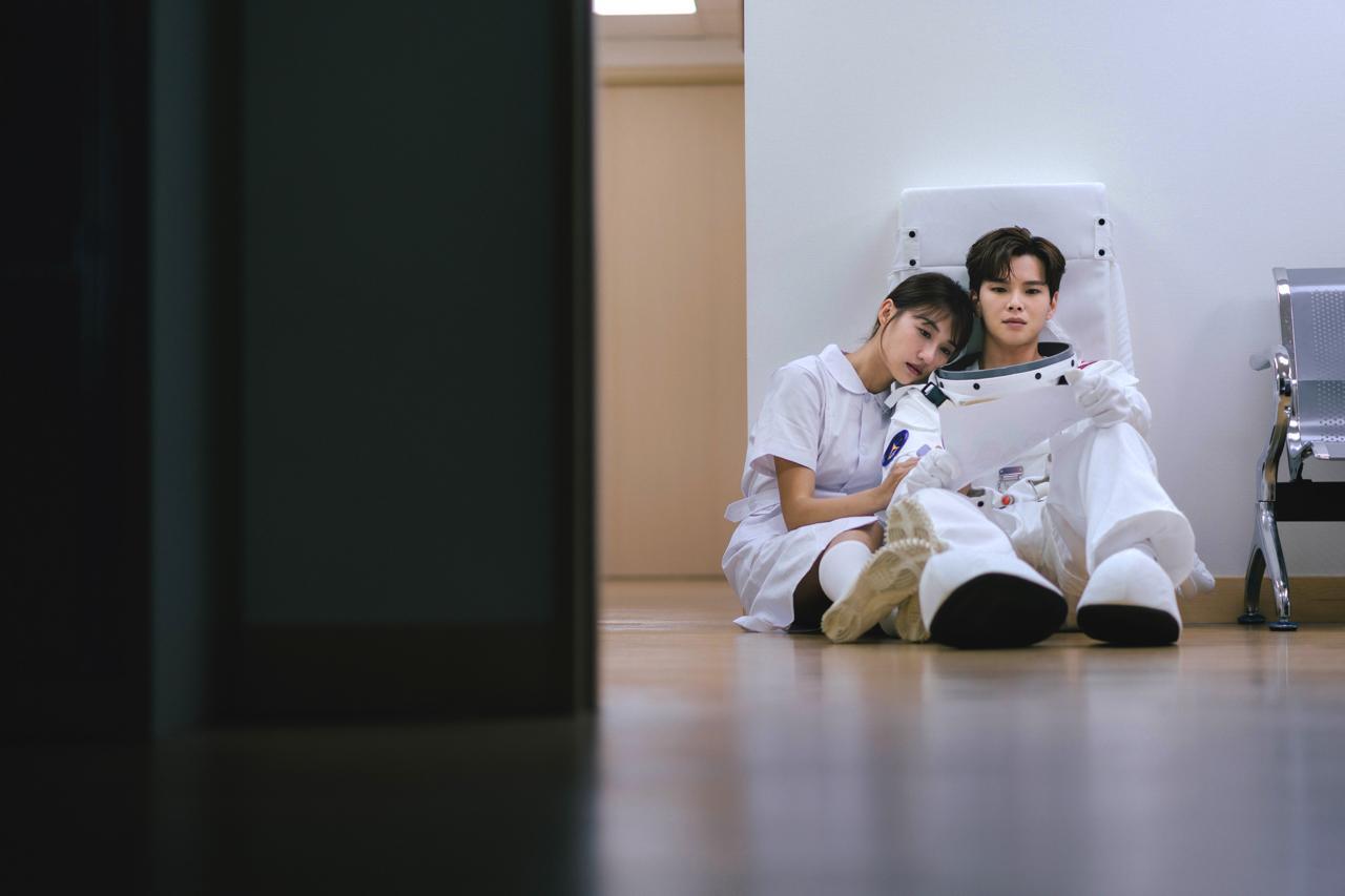 黎展峯謂世界紛亂,但希望大家透過其新歌明白「千億星雲裏尋獲你,千年難得,『如天選正是我們我絕不放』」。