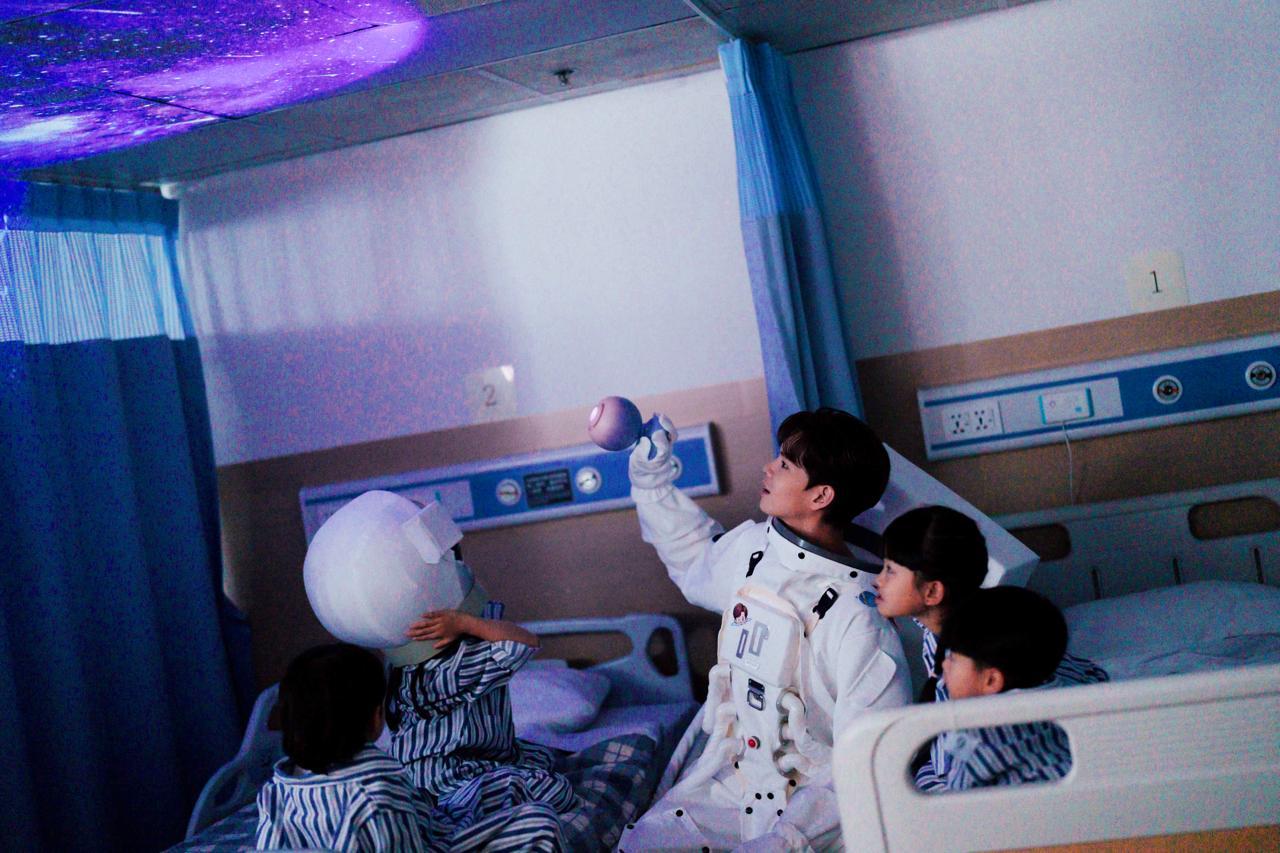 黎展峯謂世界紛亂,但希望大家透過其新歌明白「千億星雲裏尋獲你,千年難得,『如天選正是我們我絕不放』」。