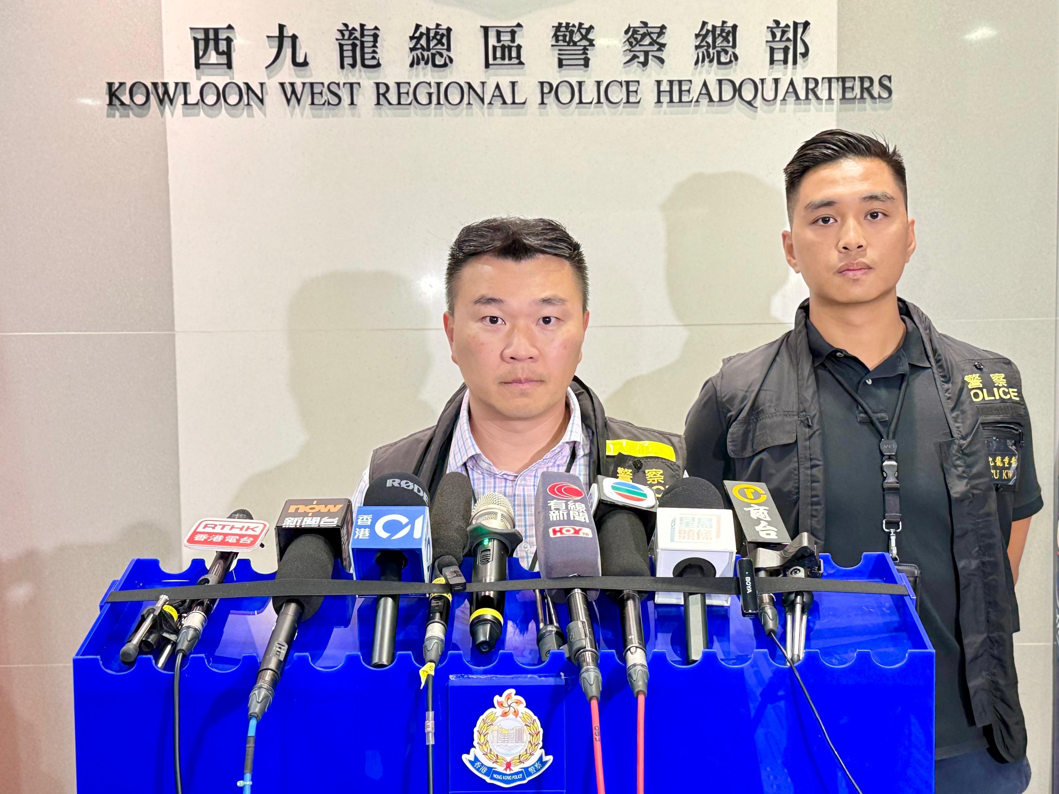 西九龍總區刑事總部(行動)警司賈錦琳(中)及重案組第4B隊高級督察吳彥(右)交代案情。