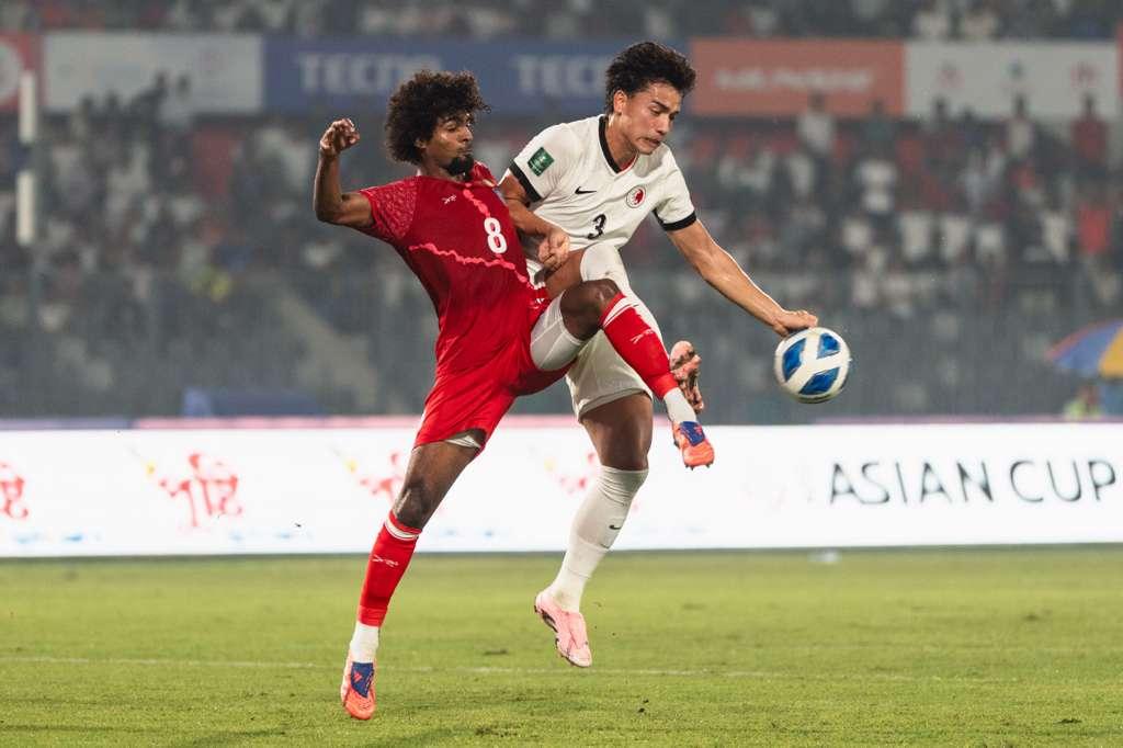 香港隊守將周緣德與對手的袓靴里爭球。(香港足總圖片)