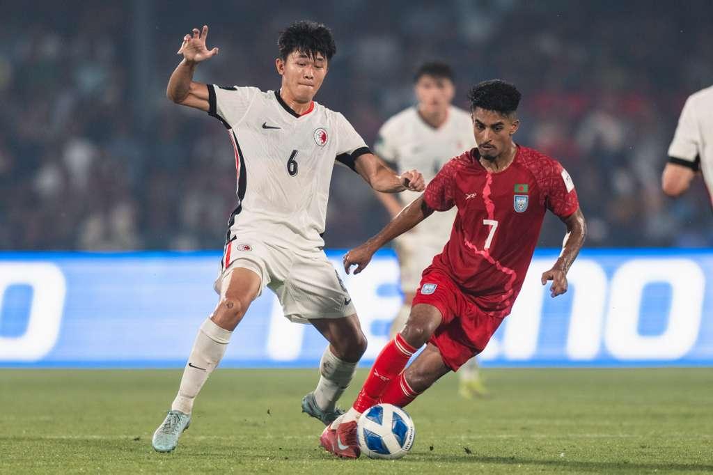 香港隊中場的陳俊樂緊迫對手。(香港足總圖片)