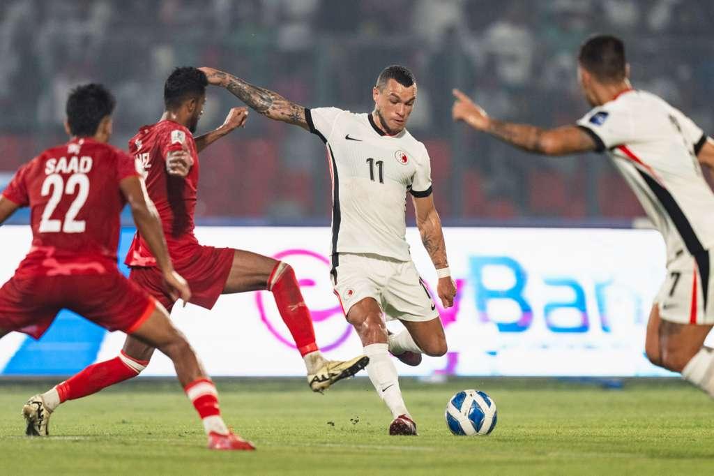 港隊前鋒艾華頓的攻門。(香港足總圖片)