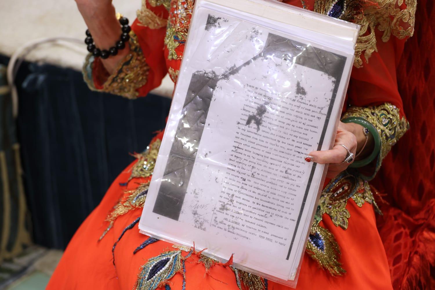 黃夏蕙拿出文件的副本,以證胡百全生前曾跟她訂立契約。(林俊源攝)