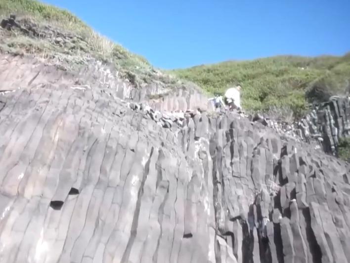 南碇島沒有正式行山徑,只能手腳並用前行。(《央視新聞》截圖)