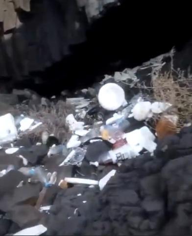 南碇島出現垃圾天坑。(《央視新聞》截圖)