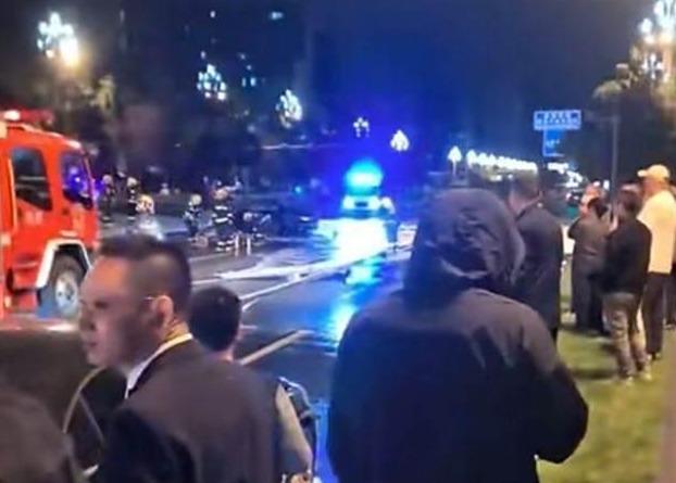 四川成都市凌晨,一輛黑色小米汽車撞車後起火燃燒。(網上圖片)