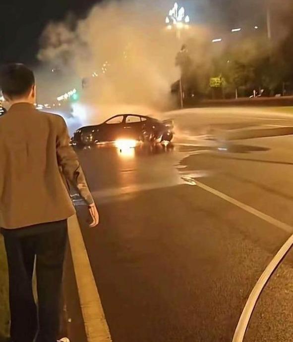 一名途人為救司機,手臂流血受傷。(網上圖片)