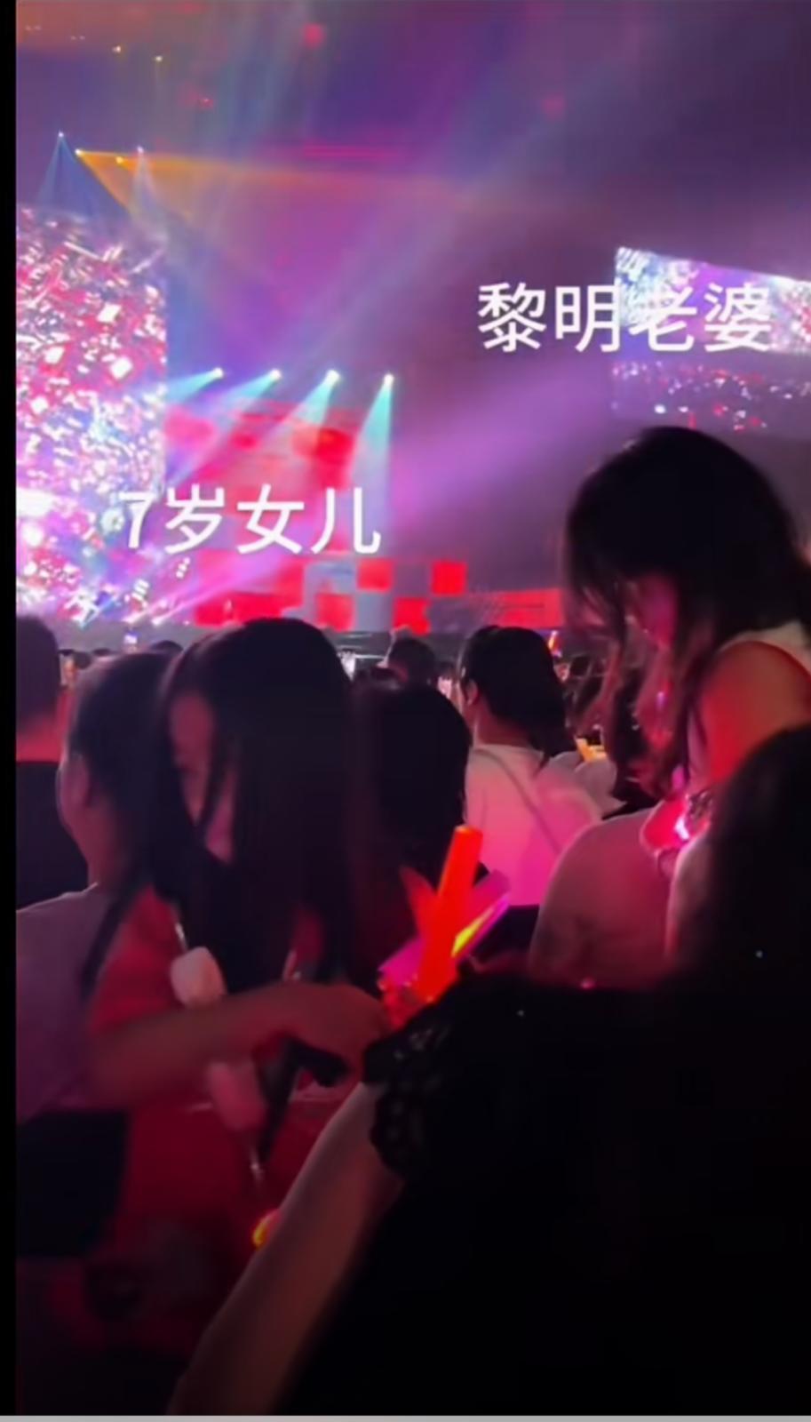 有觀眾拍到黎明太太及女兒入場睇騷。