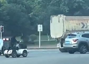 四川拉布拉多犬駕駛電動代步車速度不高,不斷被旁邊車輛超前。