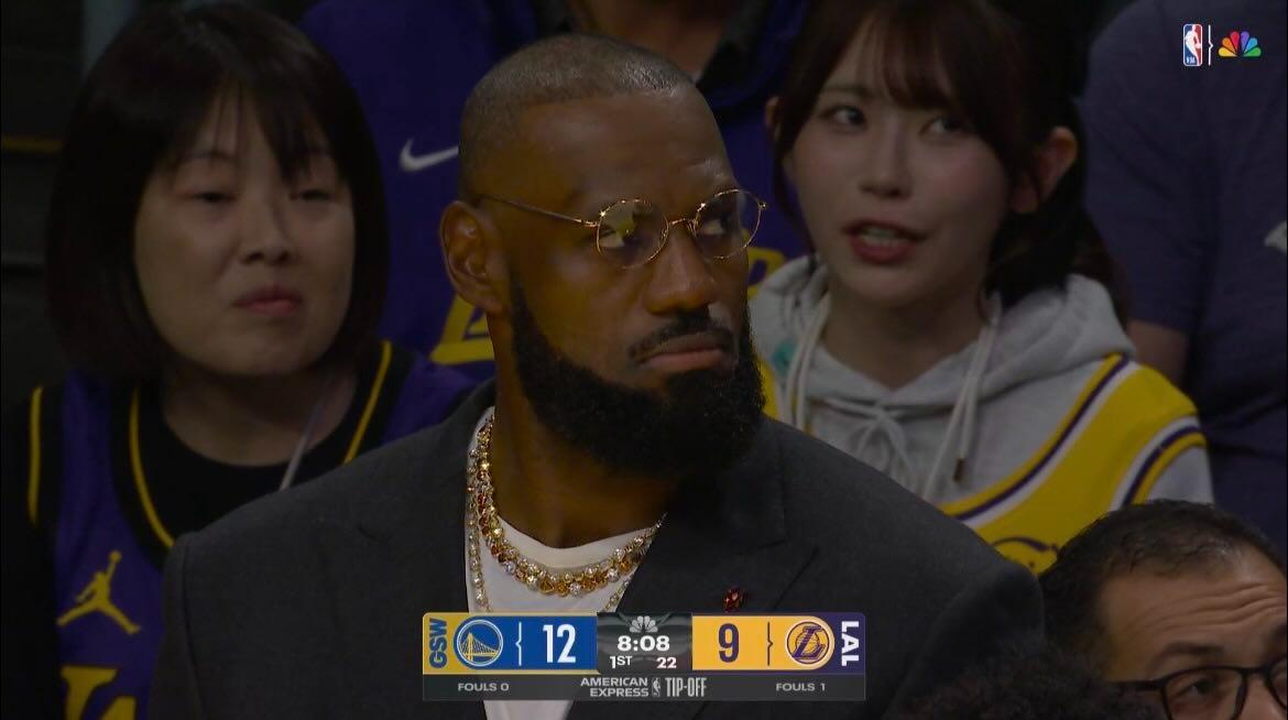 直播中,勒邦占士與後面的葵伊吹多次一同出現。(網上圖片)