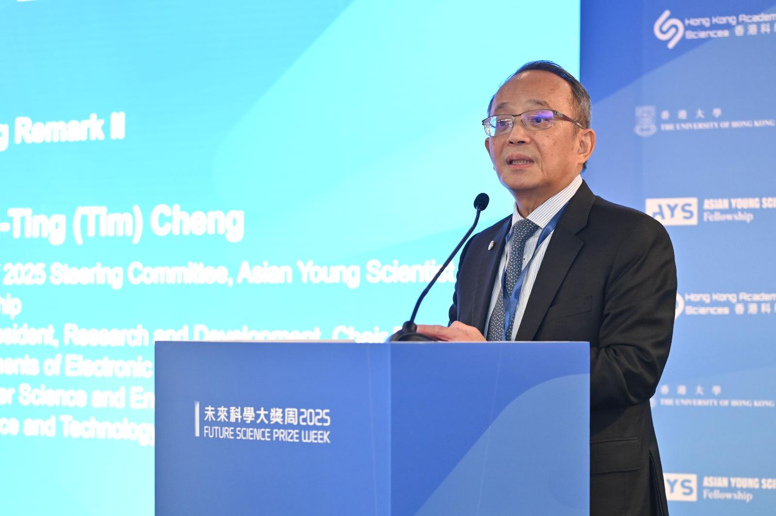 亞洲青年科學家基金項目2025指導委員會主席兼香港科技大學副校長(研究及發展 )鄭光廷教授恭賀12位獲頒亞洲青年科學家研究員殊榮的傑出青年科學家。(圖片由未來科學大獎提供)