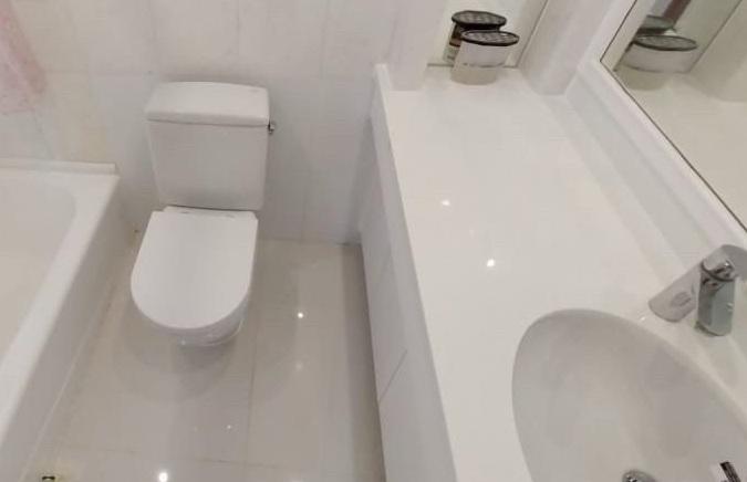 單位間隔為三房連套房設計,浴室裝修企理。(代理提供)