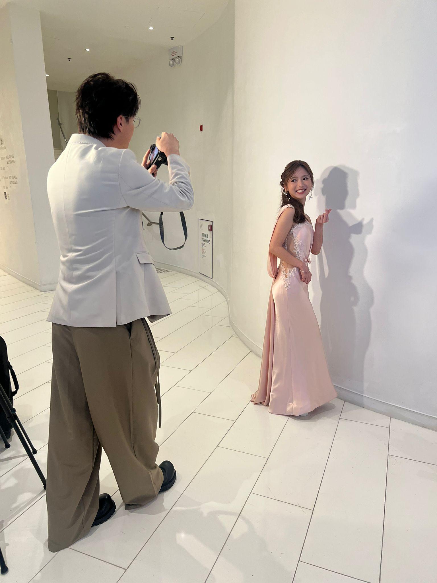 Kris拿出相機幫Yuki拍照。