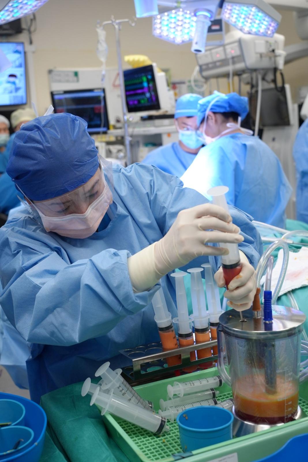 此項臨床試驗在乳房保留手術中即時結合自體脂肪移植技術重塑乳房,該技術從患者身體脂肪較多的部位抽取脂肪,經處理後再注射至乳房。