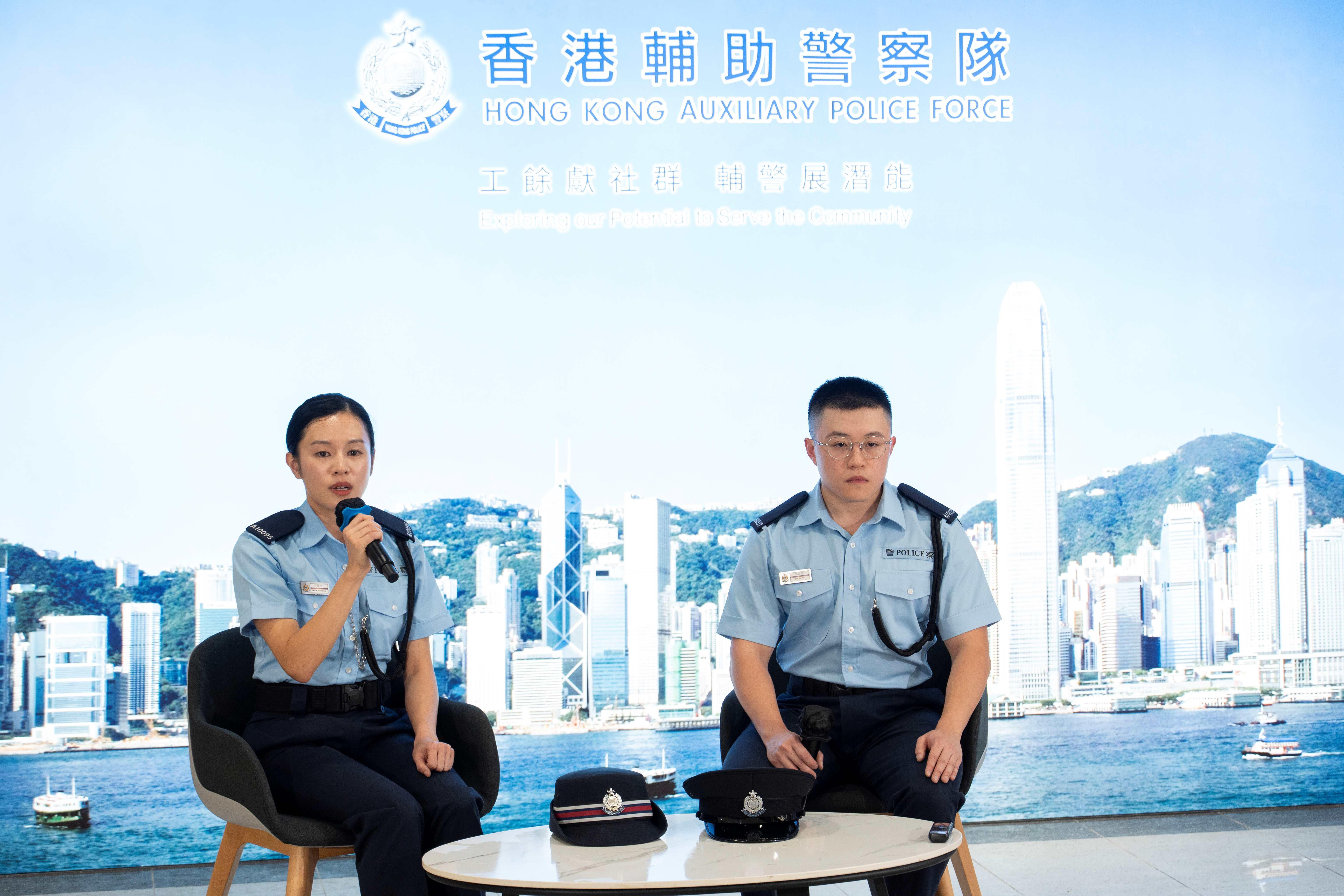 郭倩明(左),本身是一位機電工程署工程師,加入政府11年。