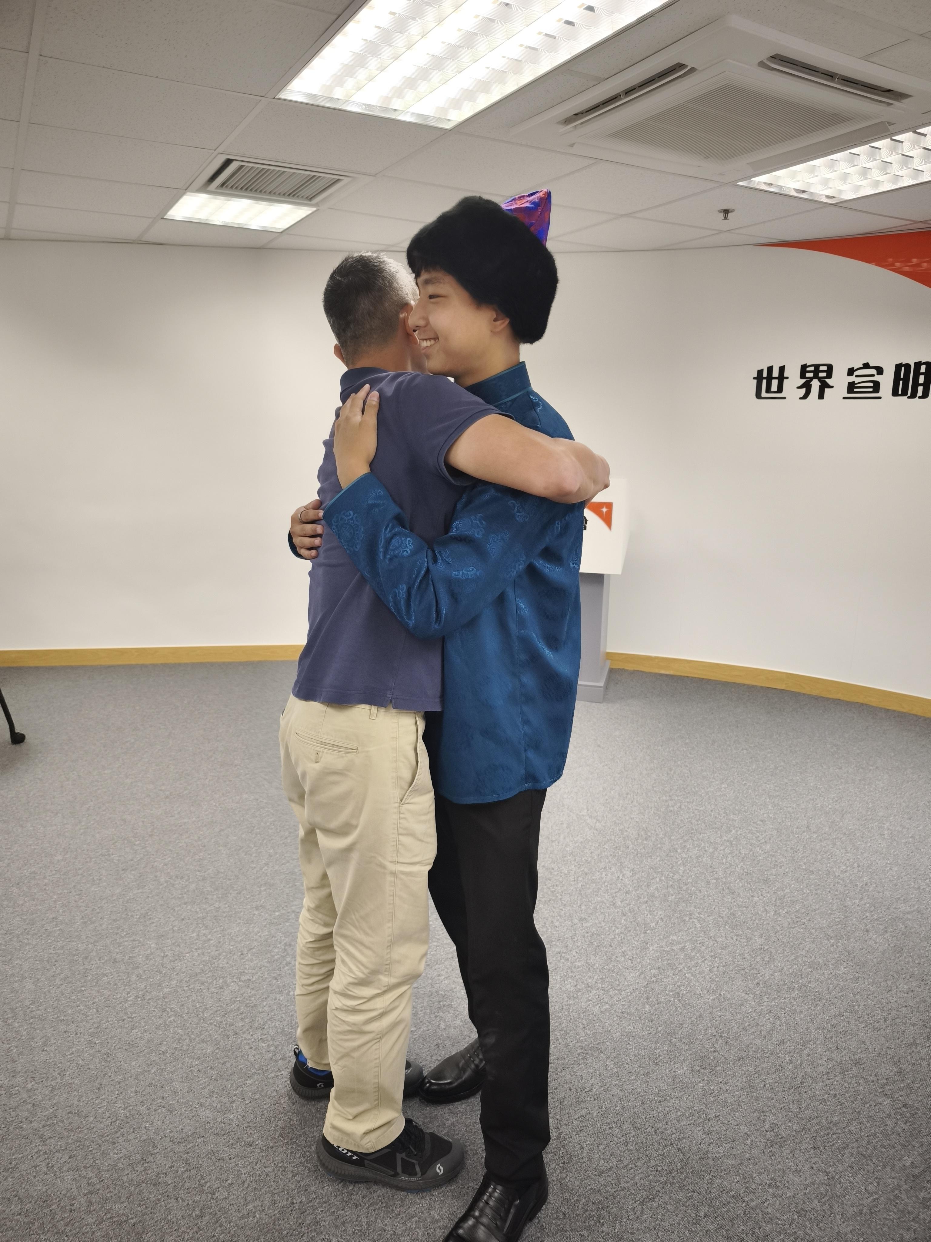 張力耘全家共助養120個小朋友