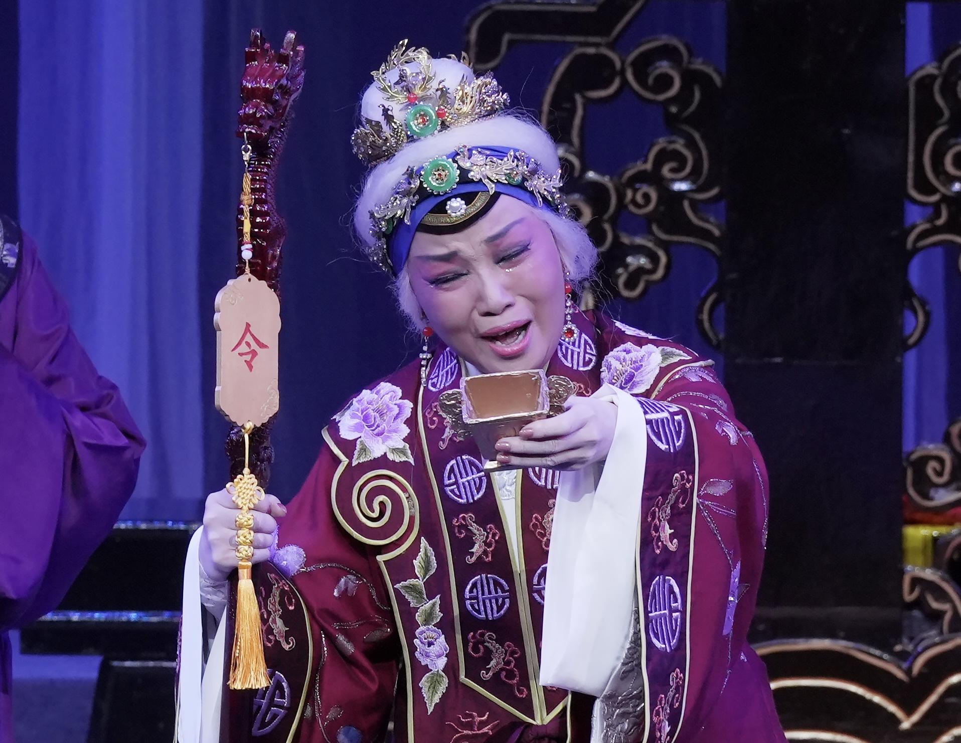 尹飛燕首演老旦佘太君,非常投入淚如雨下。