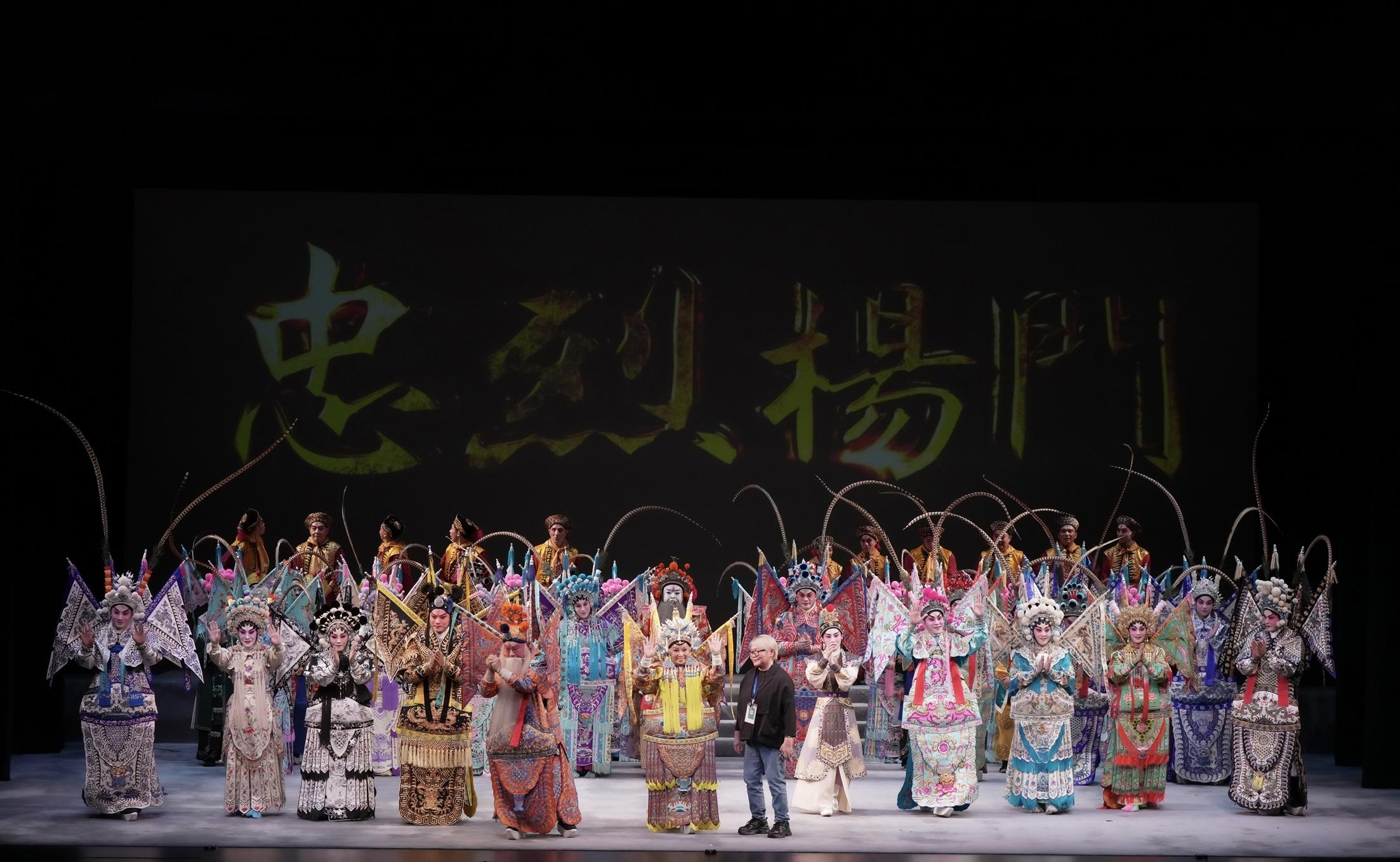 施姐率領《忠烈楊門2025》演員,一起感謝觀眾熱烈讚好與捧場。