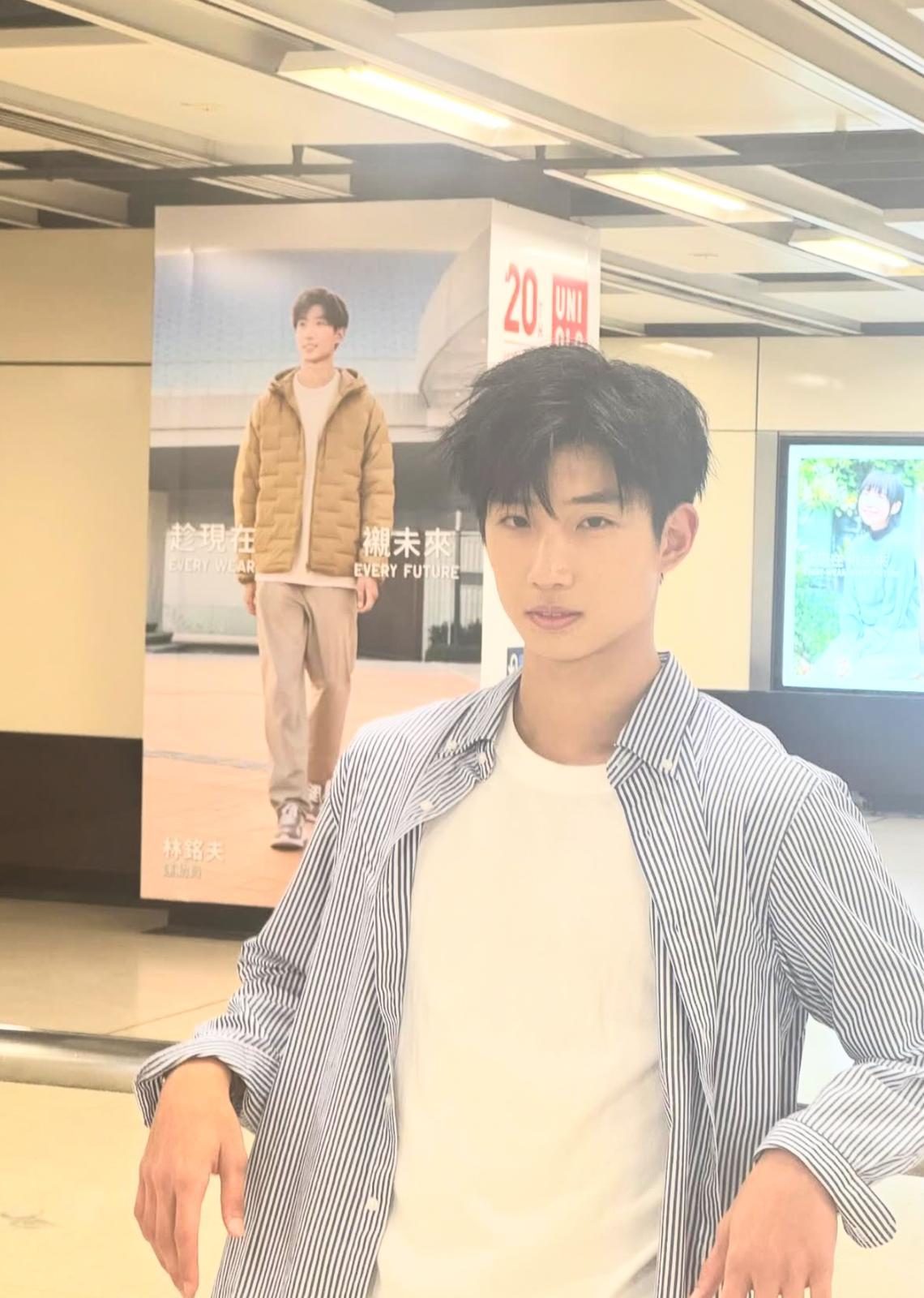 林銘夫在自己廣告前打卡拍照。