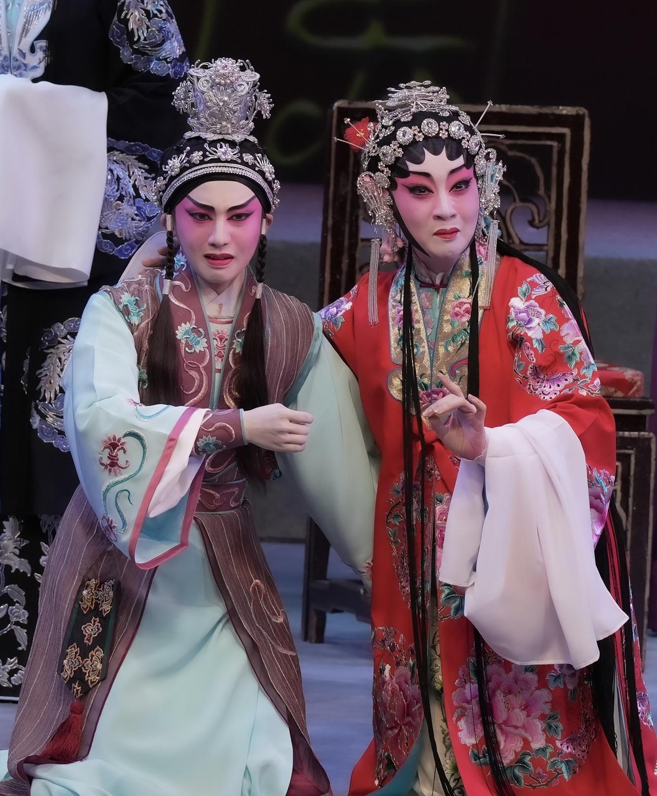 梁燕飛演穆桂英,與兒子楊文廣(梁非同)聲淚俱下。