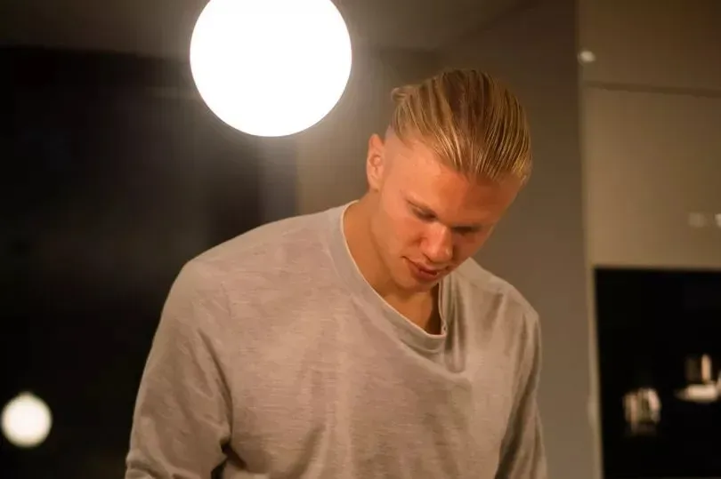 每天早上,曼城運動治療師Mario Pafundi會到夏蘭特的家中,協助進行伸展訓練,之後才啟程前往訓練場。