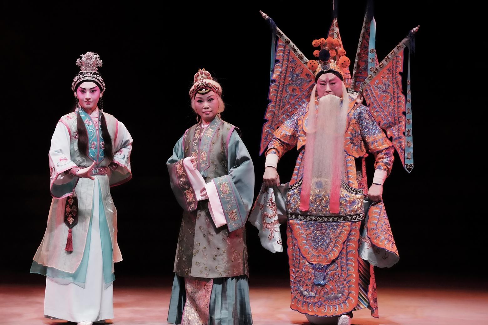 .(左起)反串飾演楊文廣的梁非同與尹飛燕及廖國森。