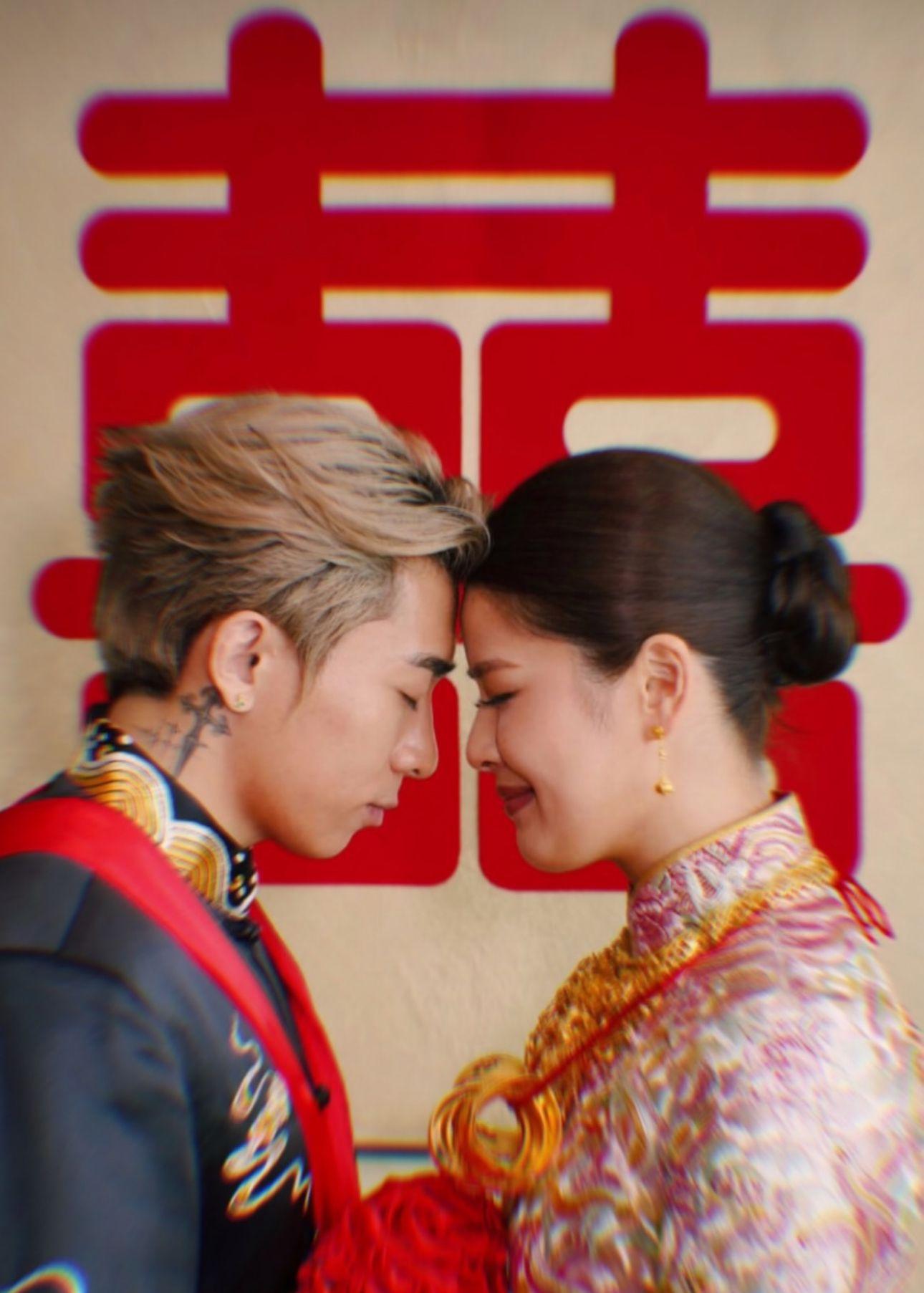 Tyson Yoshi與Christy穿上中式禮服,在社交網分享靚相。