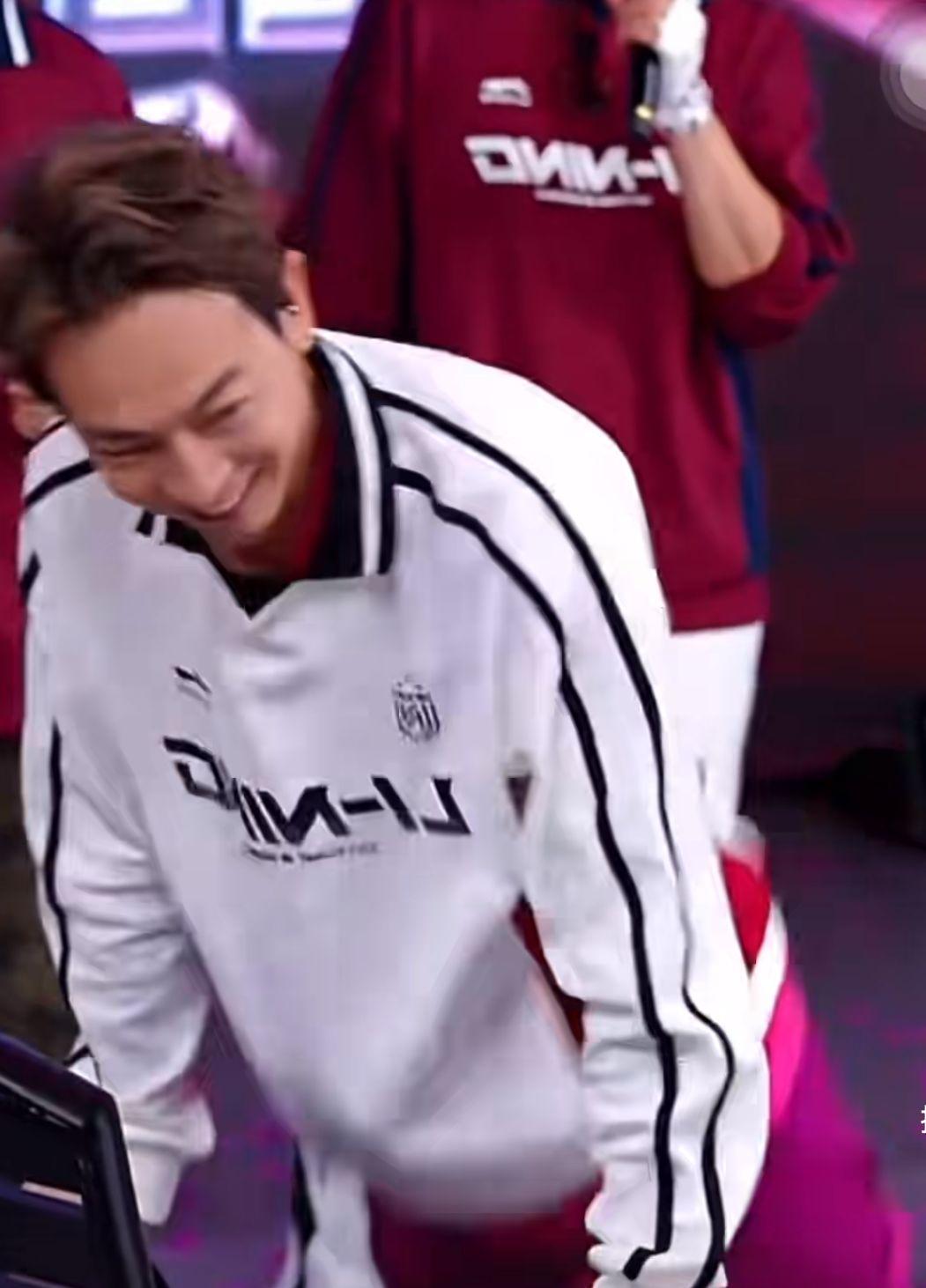 梁競徽模仿好朋友林峯在演唱會表演招牌「表櫈舞」。