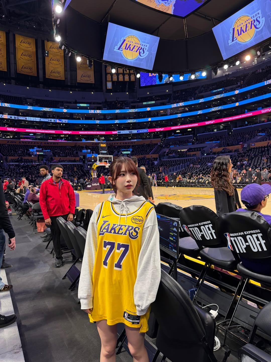 葵伊吹穿上湖人球星當鍚(Doncic)球衣,現場欣賞NBA常規賽。