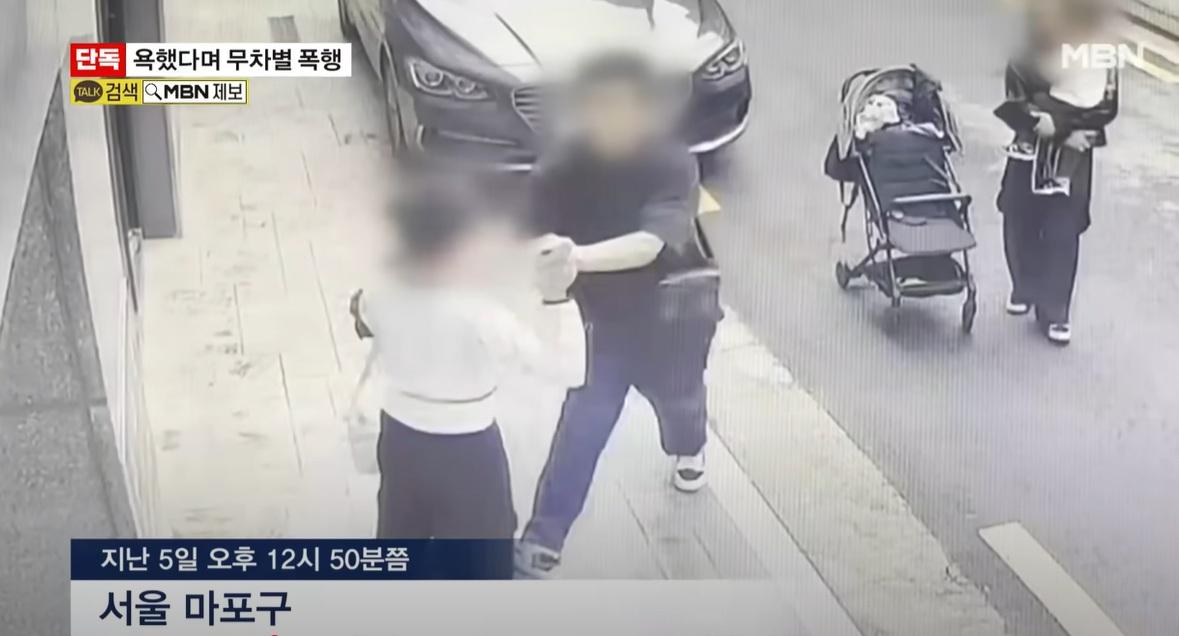 男子襲擊女兒,女子抱著小孩袖手旁觀。(互聯網)