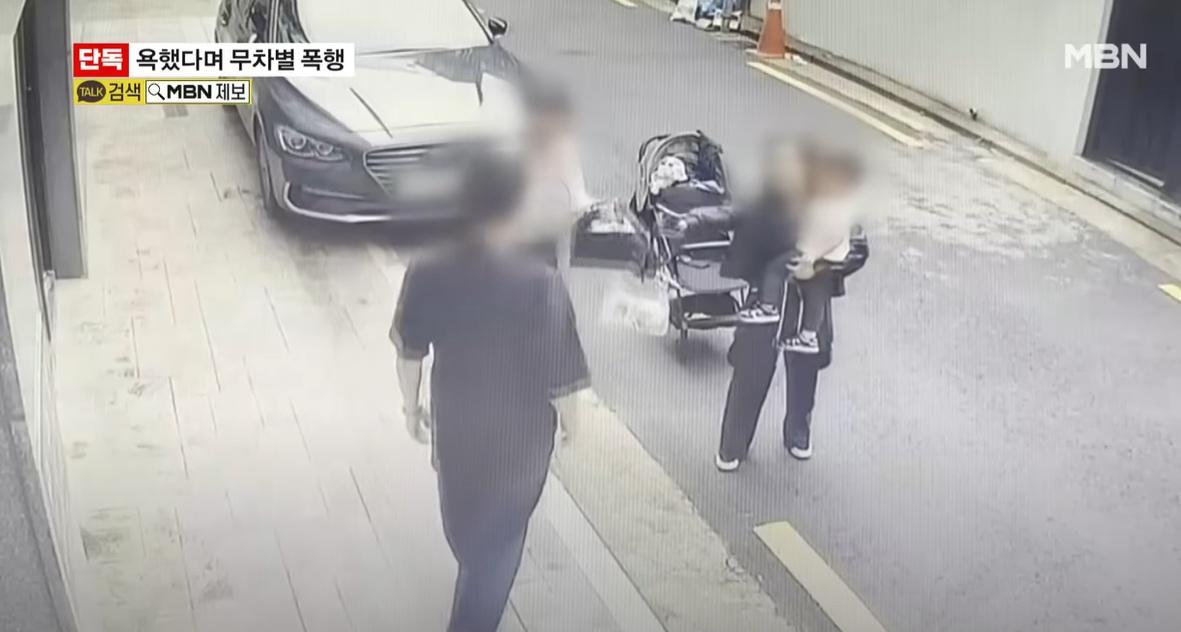 閉路電視拍到,一家起初在街上口角。(互聯網)