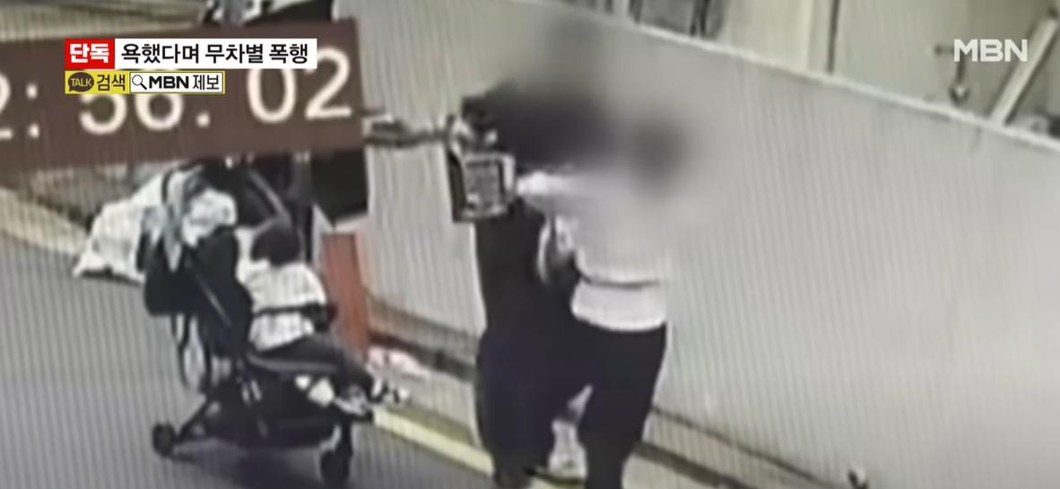 男子當街毆打女兒。(互聯網)