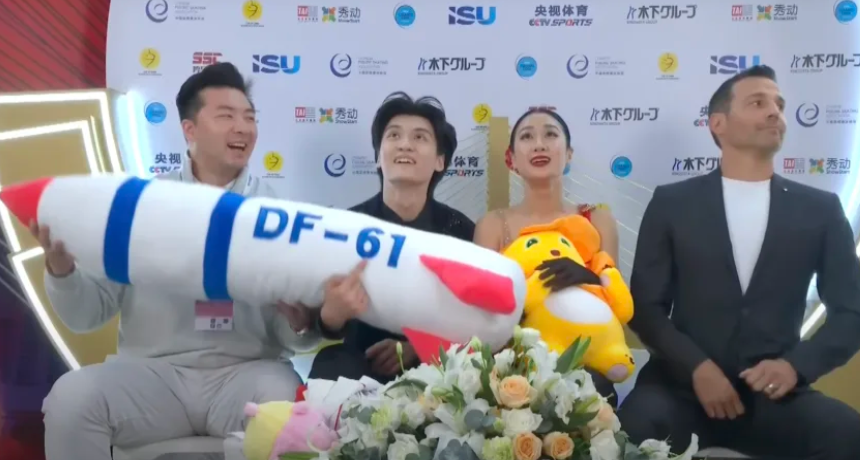 中國盃花樣滑冰大獎賽冰舞賽上周六(25日)於重慶舉行,賽後中國組合任俊霏、邢珈寧在等候分區成績期間,一度拿起觀眾拋入場內、標有「DF-61」字樣的東風61型導彈造型毛絨公仔,並做出模擬飛行動作(影片截圖)