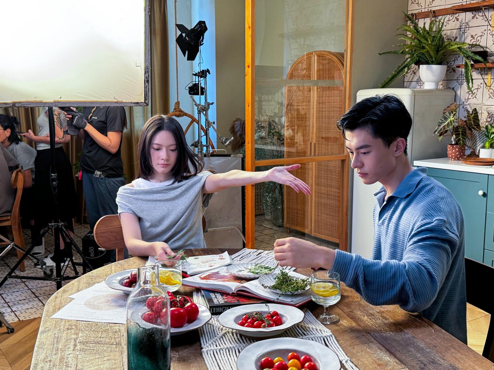 雲浩影早前為全新作品《我們還有幾多時間》拍攝MV。