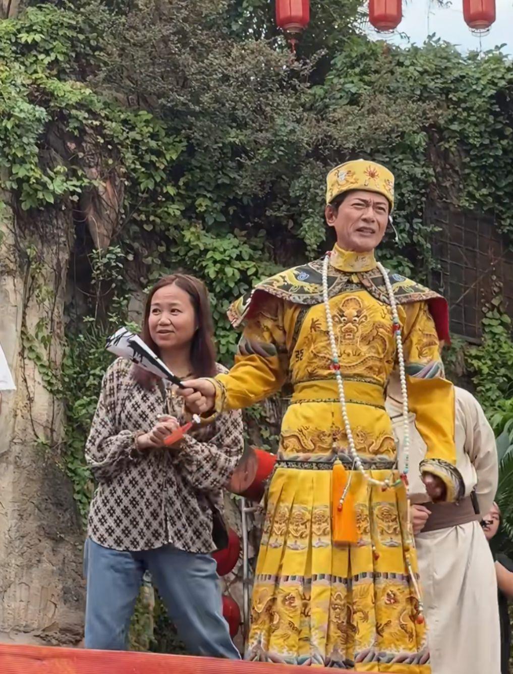 江華重現《九五至尊》造型扮皇帝。