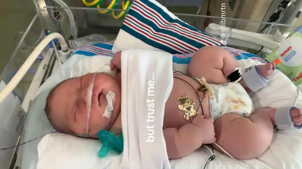 卡西安出生時體重達5.8公斤(12磅14安士),體形十分驚人。(互聯網)