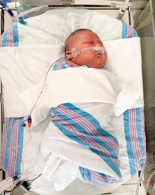 卡西安出生時體重達5.8公斤(12磅14安士),體形十分驚人。(互聯網)