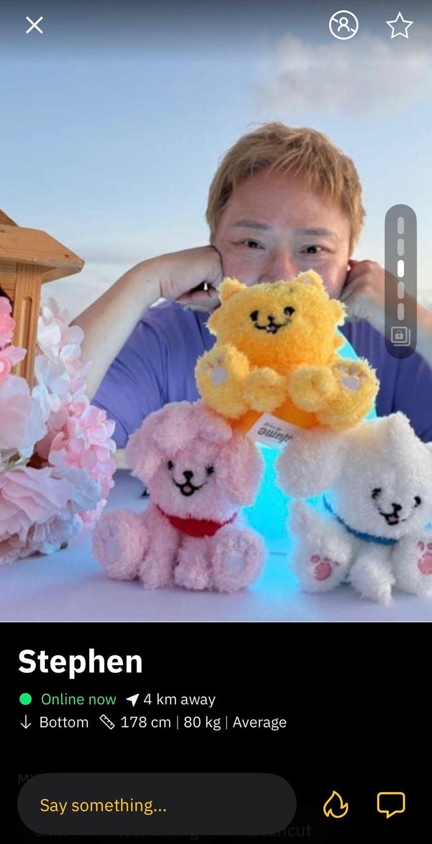 陳志雲與公仔合照,充滿童心。