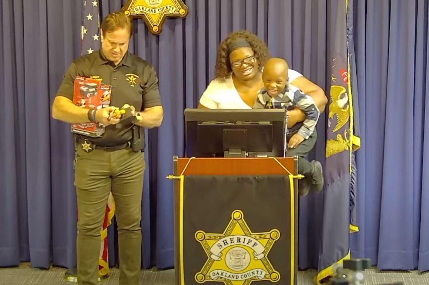 奧克蘭縣警方召開記者會,表揚科迪機警救母。(互聯網)