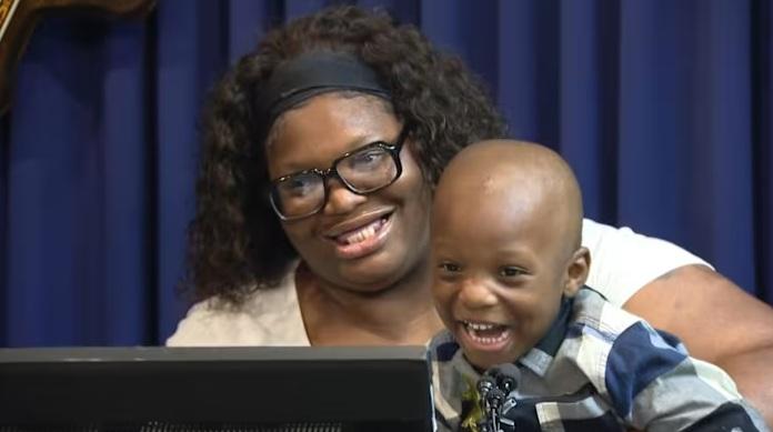 奧克蘭縣警方召開記者會,表揚科迪機警救母。(互聯網)