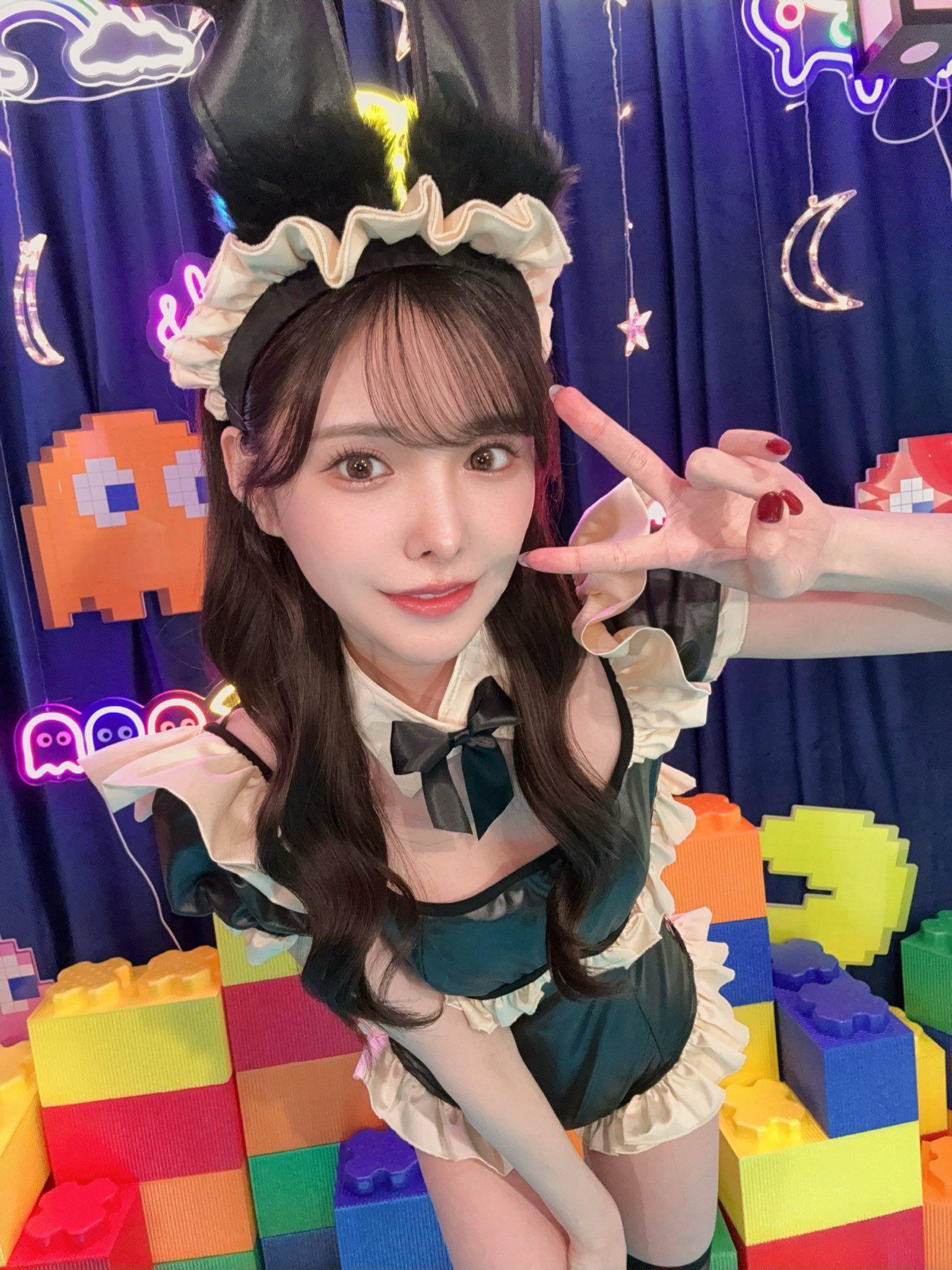 新有菜於昨日見面會上穿了兔女郎服飾與香港fans進行互動。