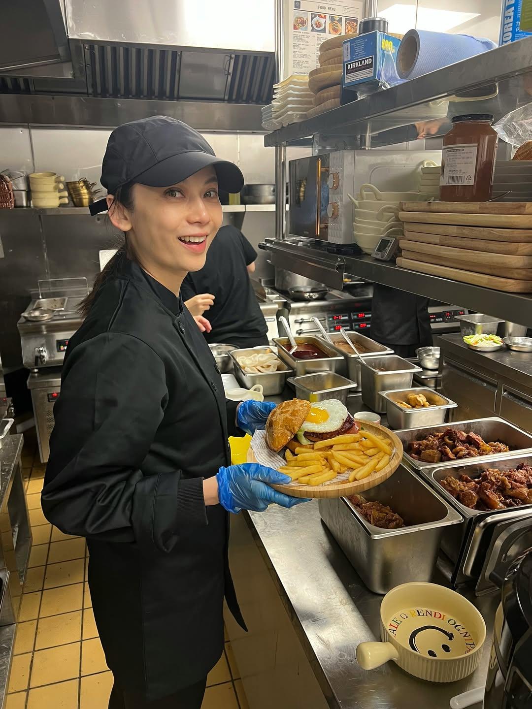 吳日言(Yan)在雷丁餐廳親力親為。