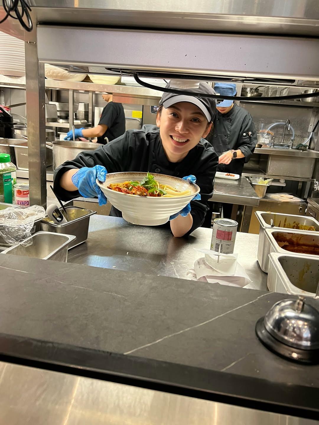 吳日言(Yan)在雷丁餐廳親力親為。