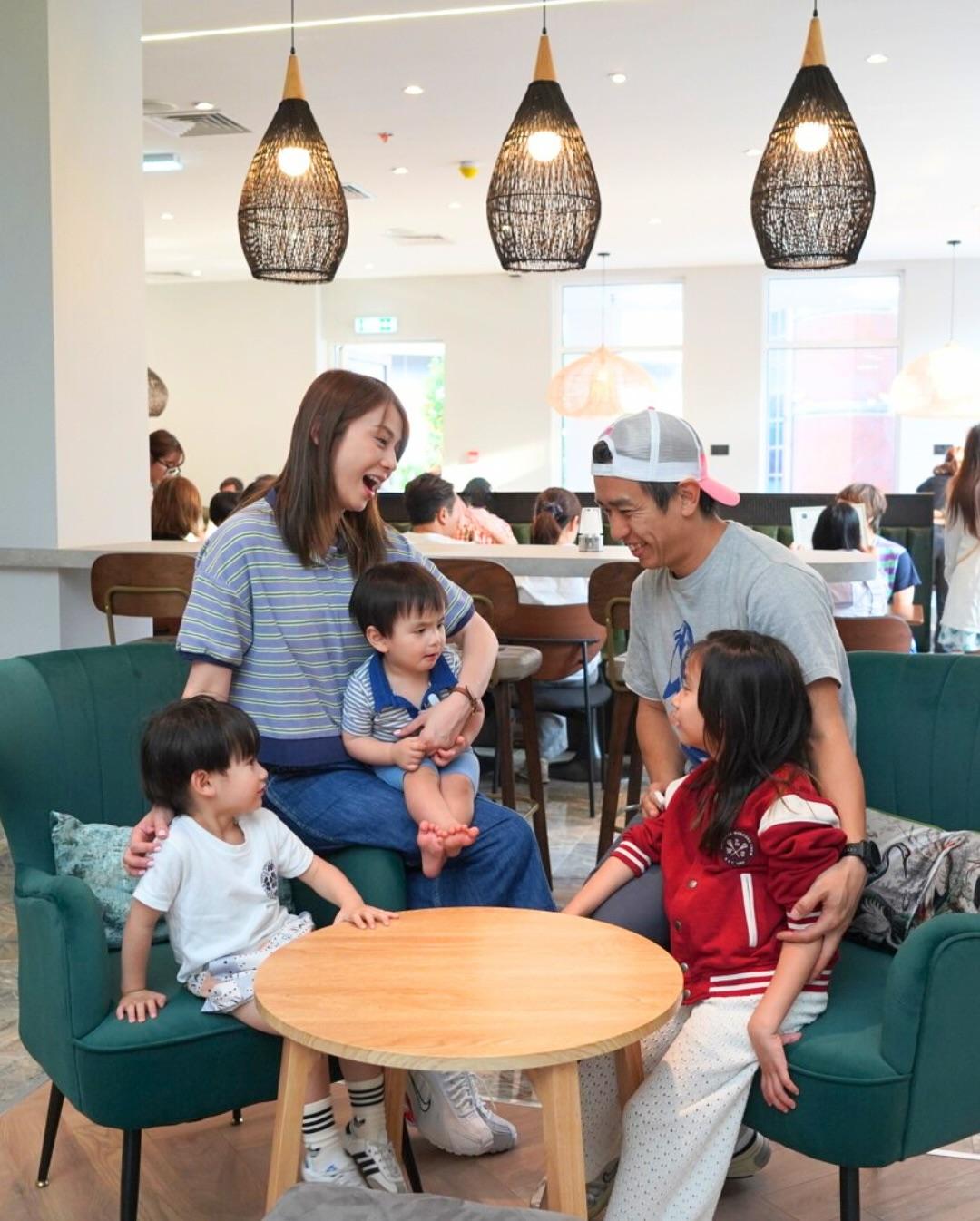 前歌手吳日言(Yan)上年與老公Barry及三名子女移居英國生活。