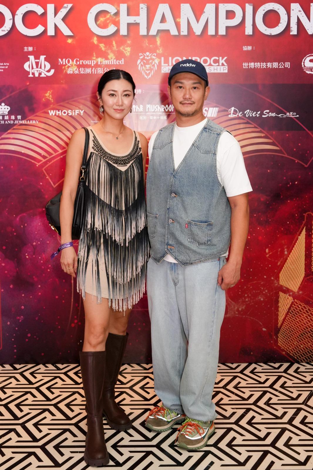 吳浩康與太太郭思琳一起欣賞拳賽,讚賞香港選手鍾沛榮的精彩表現。