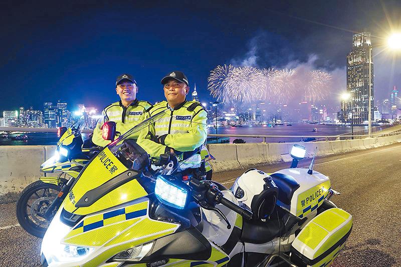 史鎮邦(左)與歐陽倫松,分別以縝密規劃與現場應變,令國慶煙花匯演得以順利舉行。(《警聲》)